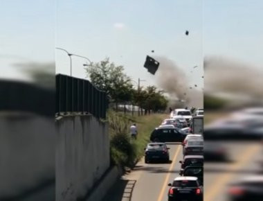 Aπίστευτη εγκληματικότητα στο Γιοχάνεσμπουργκ: Ανατίναξαν χρηματαποστολή μέσα σε γεμάτο αυτοκινητόδρομο (βίντεο)